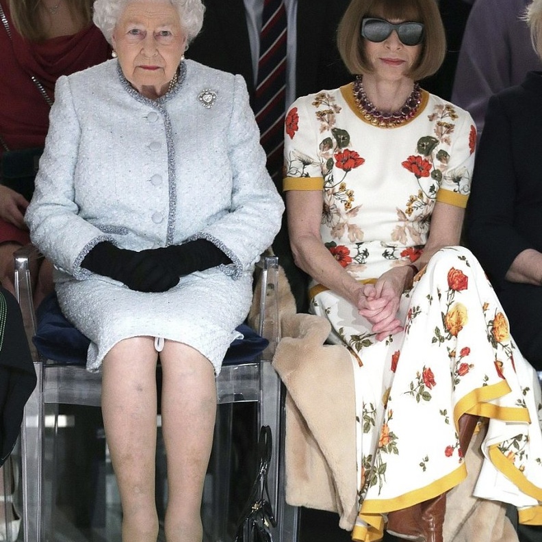 ملكة بريطانيا مفاجأة أسبوع الموضة في لندن