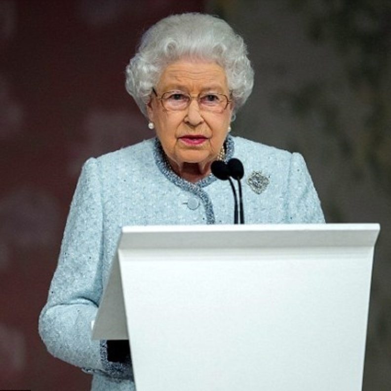 الملكة تقدّم الجائزة للمصمم البريطاني