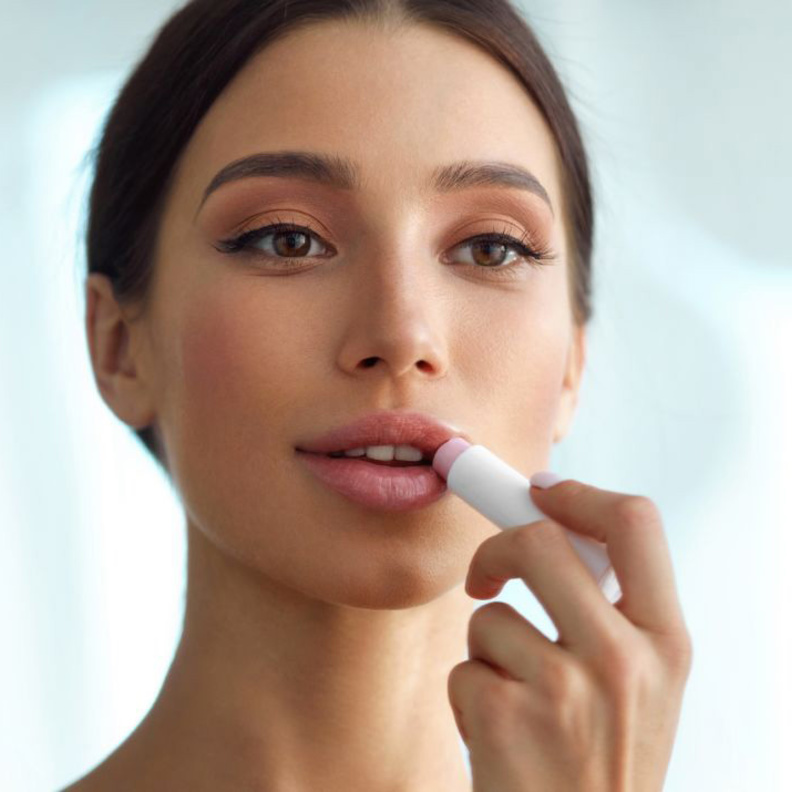 اتبعي الخطوات التالية لشفايف أجمل