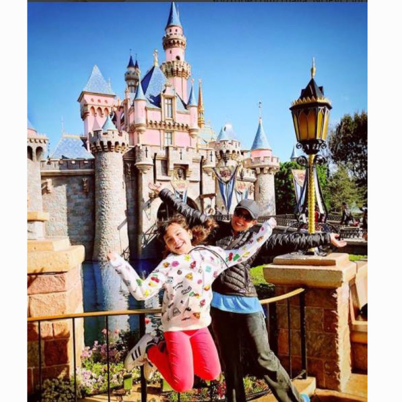 النجمة المكسيكية تاليا تقضي أوقاتا ممتعة برفقة ابنتها في ديزني لاند