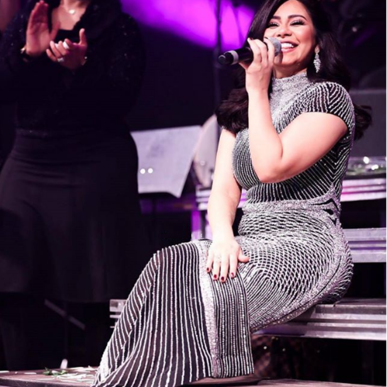 شيرين عبد الوهاب اختارت لحفلها الاخير بالسويد تصميماً من توقيع المصمم الكويتي يوسف الجسمي