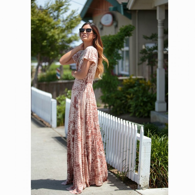 نسقي فستان ناعم طويل مع حذاء رياضي لاطلالة صباحية