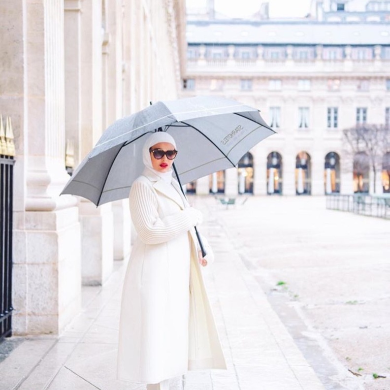 دائما ماتختار دلال الحجاب الأبيض