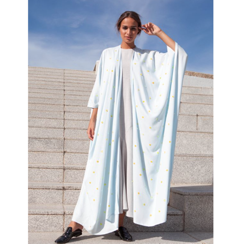 أبرز تصاميم العبايات الملونة والملائمة للسفر بأسلوب أنيق