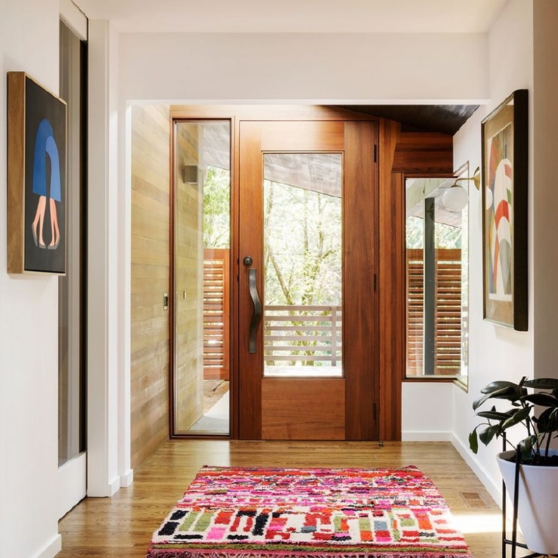 ديكور مدخل المنزل يتألق بجمال الخشب و تصاميمه