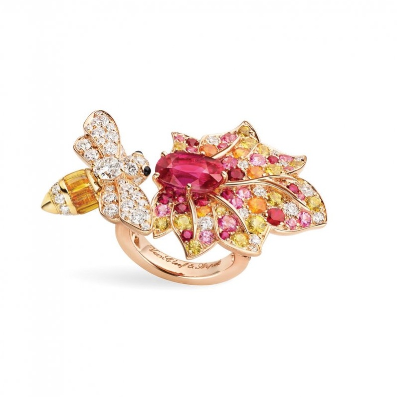 خاتم ديور من الذهب والماس والأوبال.