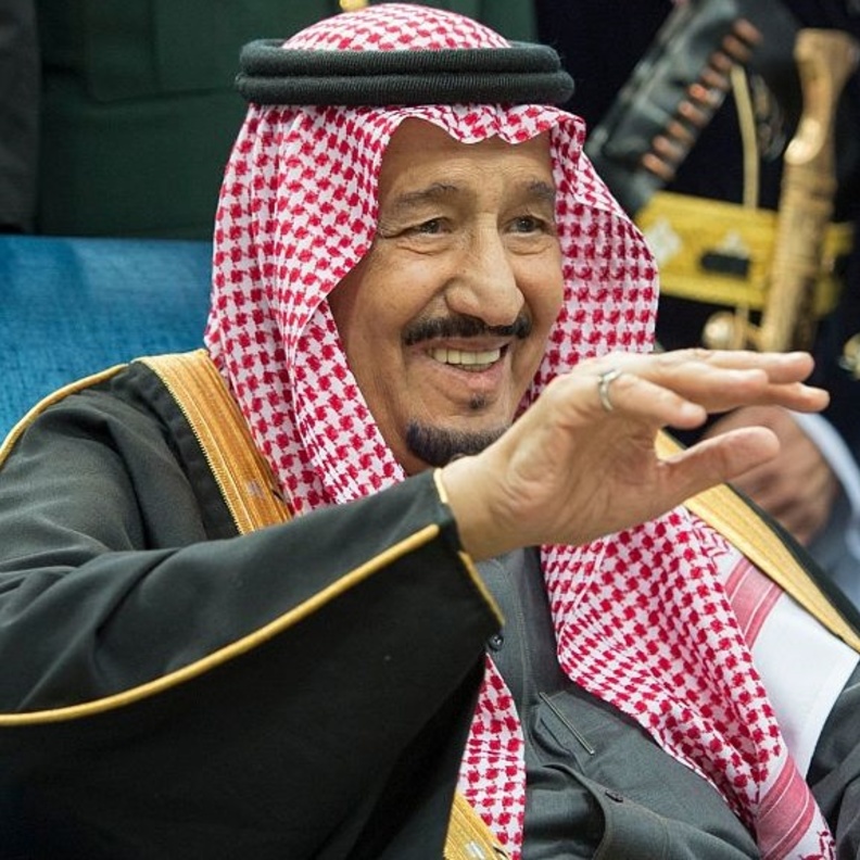 خادم الحرمين الشريفين الملك سلمان بن عبدالعزيز آل سعود يشارك في العرضة السعودية