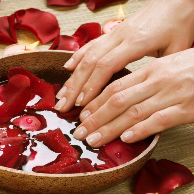 الاستخدام المتكرر والغير منقطع لطلاء الأظافر سيعرض الأظافر للتصبغات