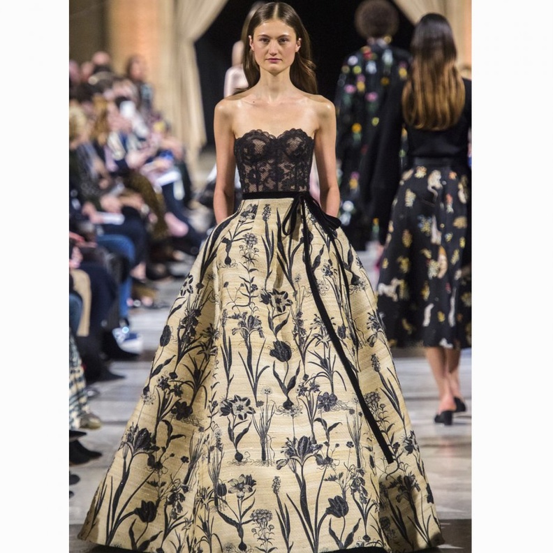 فستان خطوبة ابيض رومانسي و انيق من مجموعة Badgley Mischka