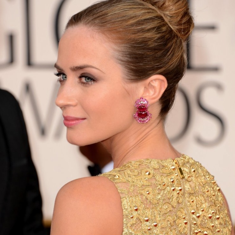 اطلالات لـ إميلي بلانت بالأقراط الفاخرة