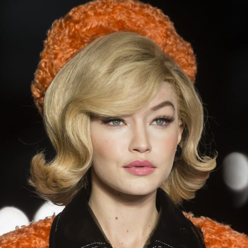 صيحة الايلاينر الاسود من Moschino