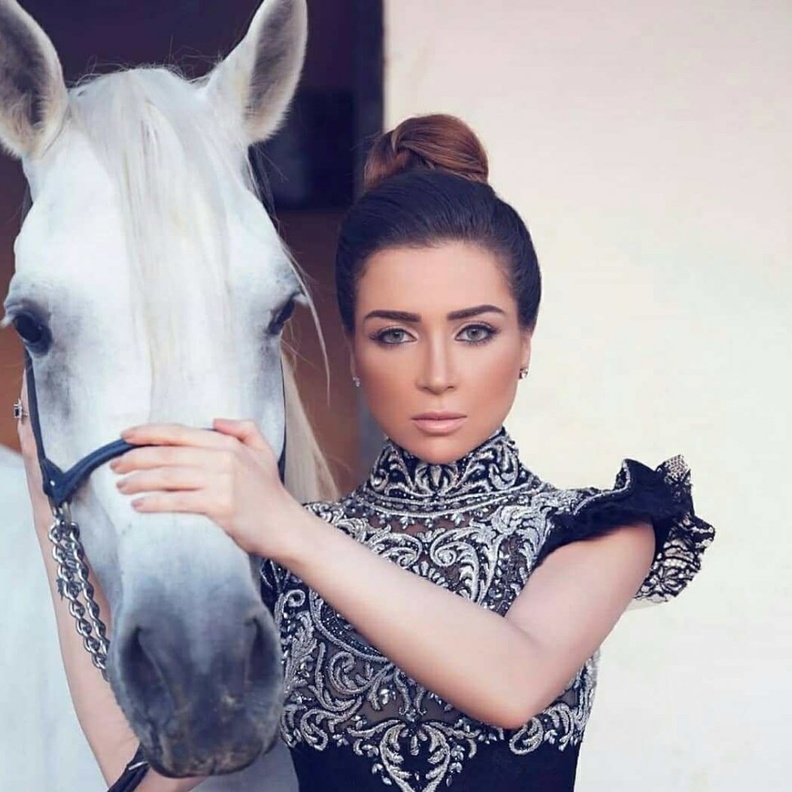 مي عز الدين والحصان