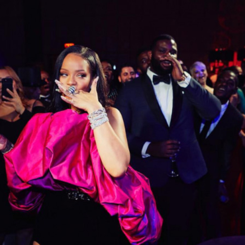 أكملت اللوك بأقراط من الالماس والياقوت واساور وخواتم بارزة من الالماس