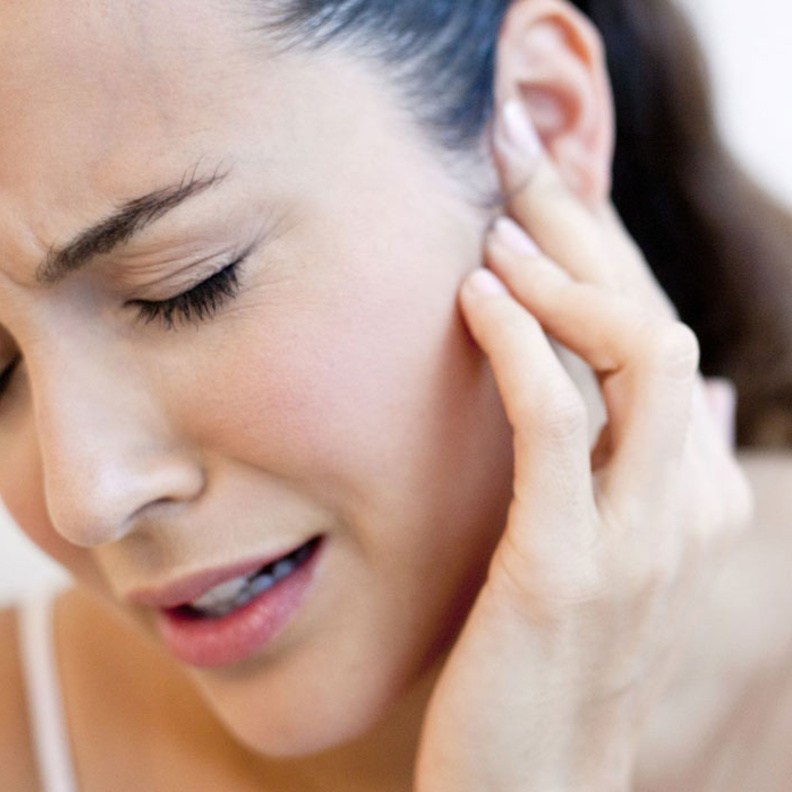 التهاب الأذن الوسطى سببه عيوب خلقية.