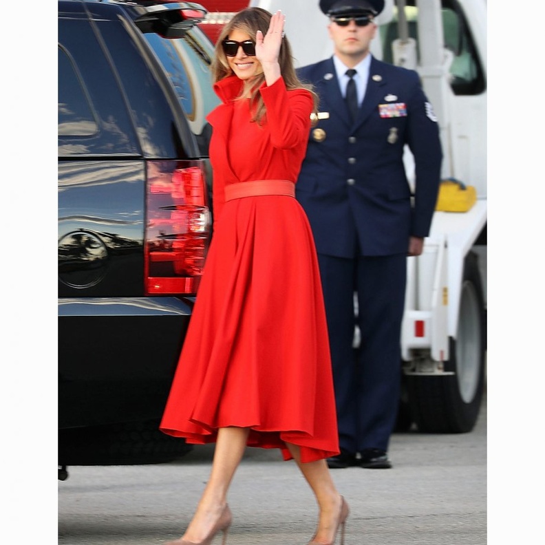 ميلانيا ترامب اختارت فستان احمر مستقيم بتوقيع Valentino