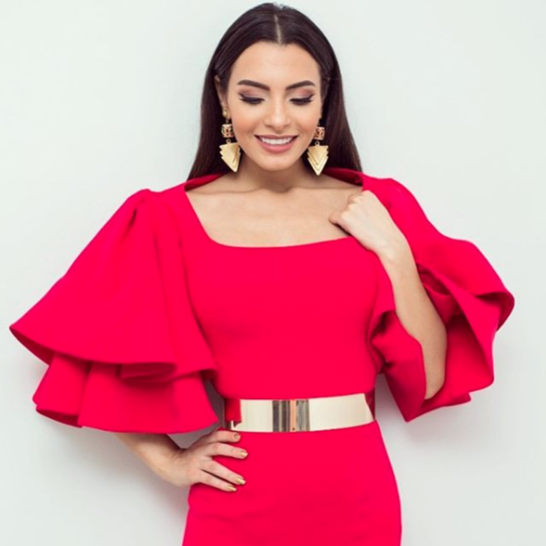 اطلالة لافتة لكارمن سليمان في فستان باللون الأحمر