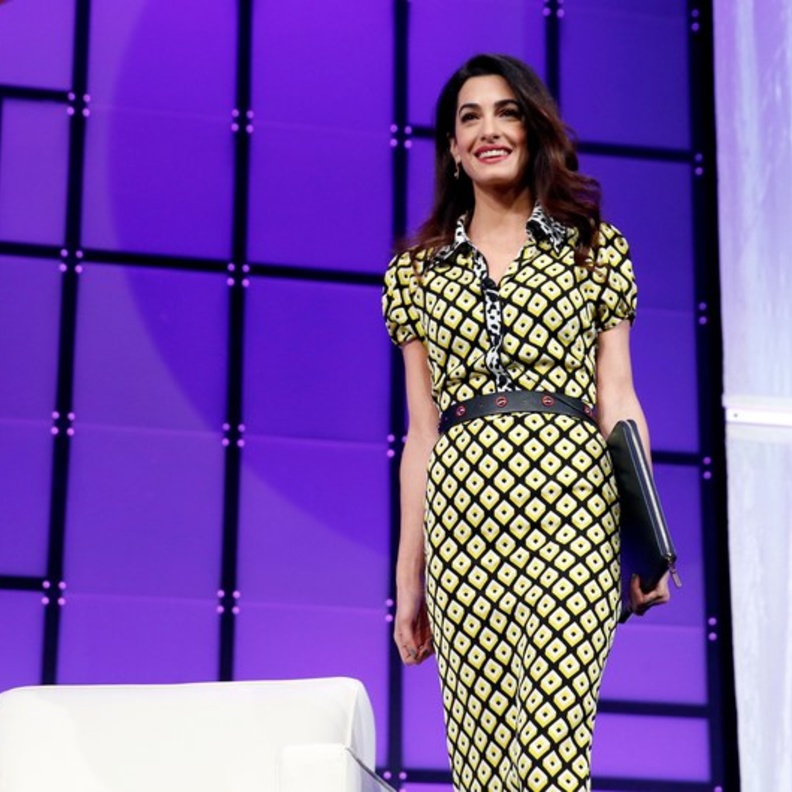 امل كلوني ‏Amal Clooney‏ ترتدي فستان مستقيم مع المربعات الصفراء من توقيع ديان فون فورستنبرغ ‏DIANE VON FURSTENBERG