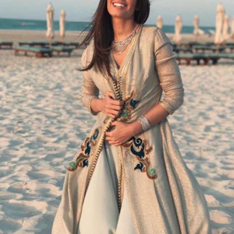 لوك عصري من قماش الجلد الأسود نسقته هبة طوجي