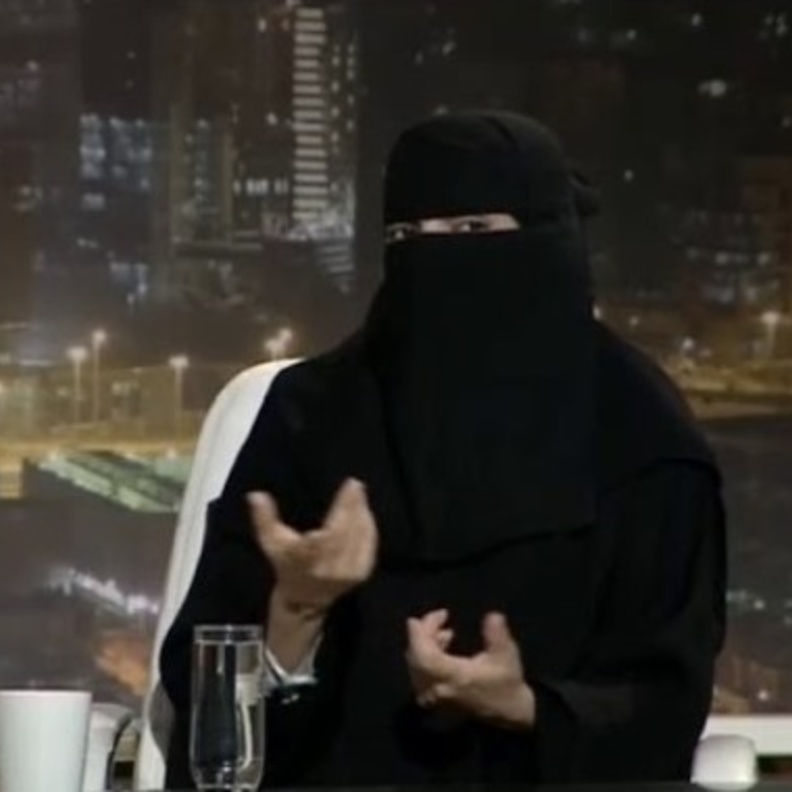 تقتني مها عبدالعزيز الادوات الخاصة بالمهن اليدوية