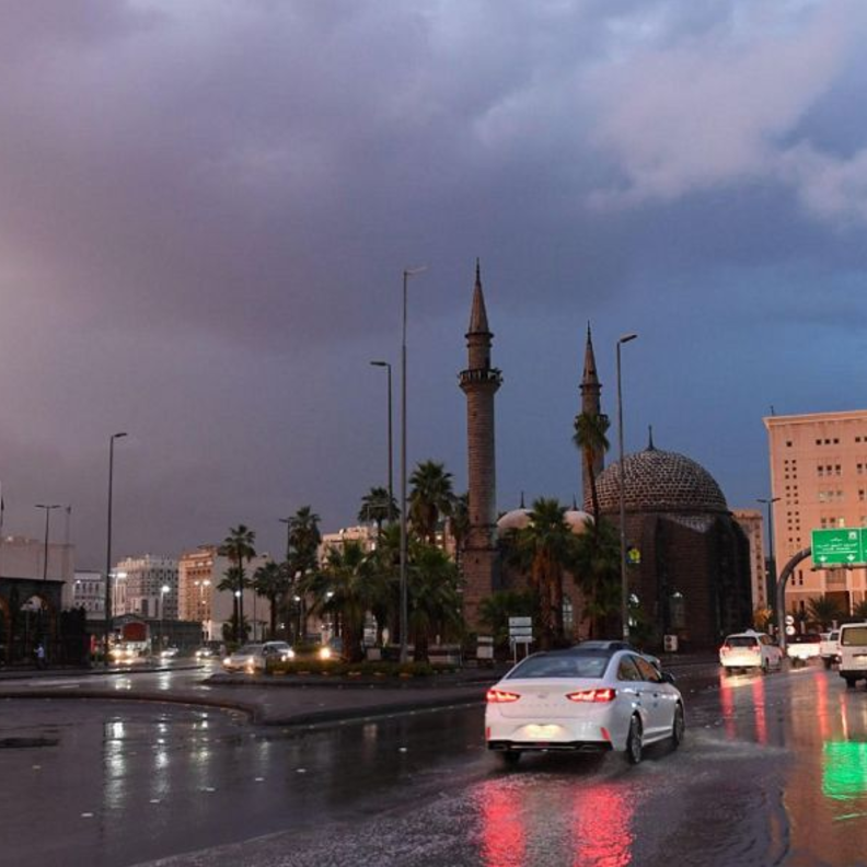الأمطار هطلت بغزارة في شوارع المدينة المنورة 