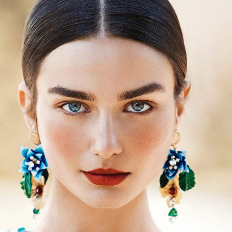 يمكن لصاحبات الوجه البيضاوي، اختيار أي رسمة للحواجب