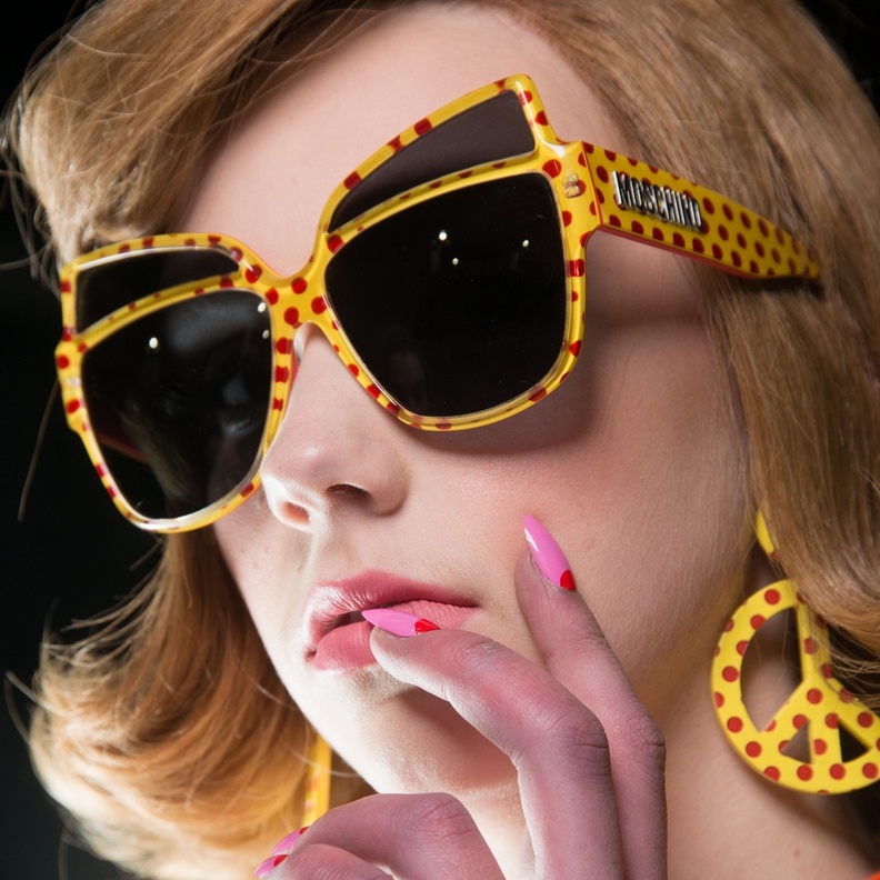 احمر شفاه وردي مع البشرة الموحدة في عرض ‏Max Mara