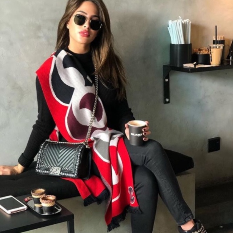 تميل آسيا عاكف في اختياراتها للأزياء المريحة