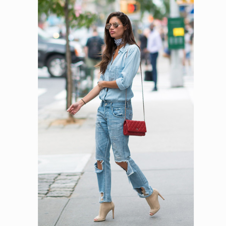 قميص الجينز يناسب البنطلون الأبيض بطريقة مثالية