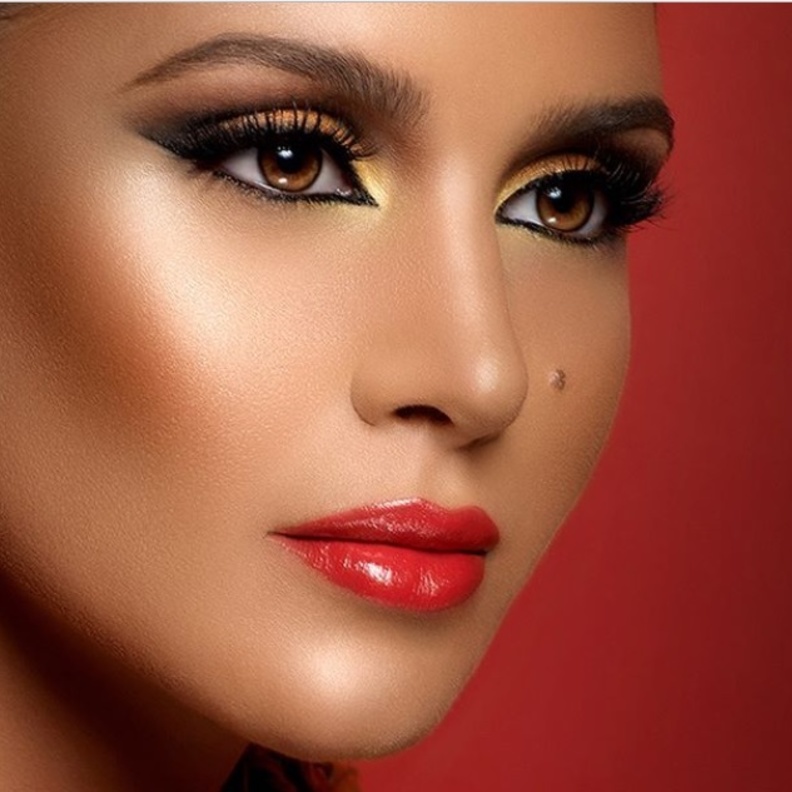 مكياج ذهبي مع لمسات حمراء دافئة لعروس 2018.