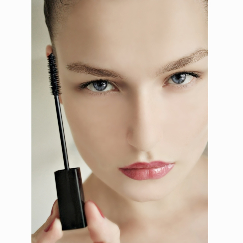 فرشاة المسكرا الرفيعة تزيد من طول رموشك