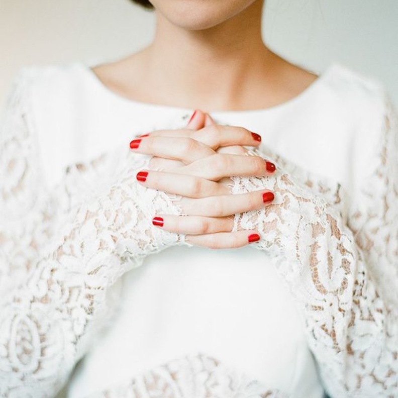 جرأة اللون الاحمر على الاظافر يوم الزفاف.