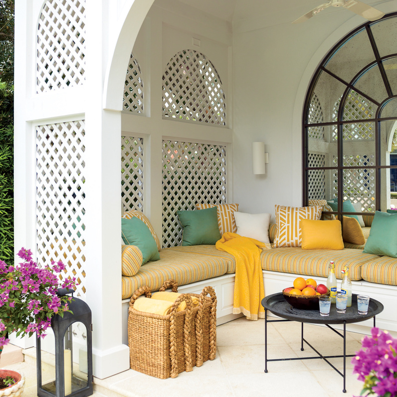 ألوان ترابية للجلسات الخارجية تناسب ديكور الحدائق