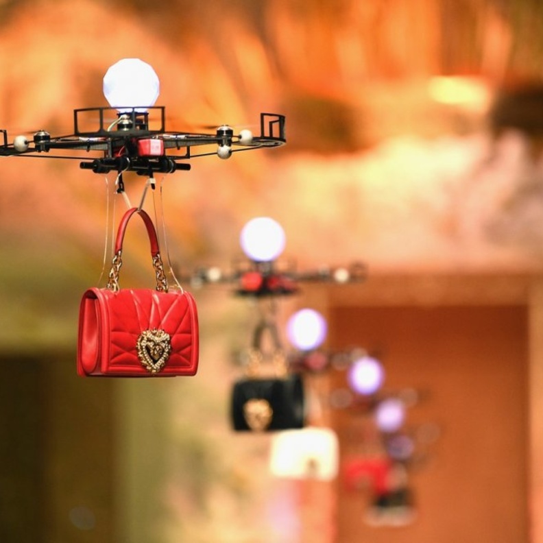 الحقائب الطائرة في عرض Dolce & Gabbana