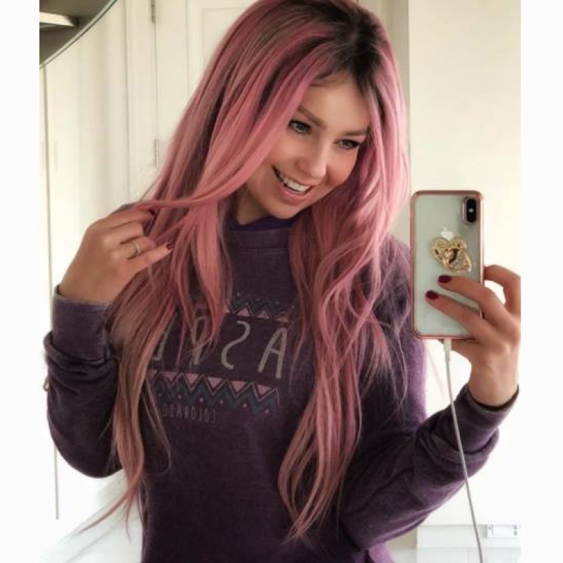 حمى الشعر الوردي تنتقل من كيم كاردشيان إلى النجمة المكسيكية تاليا !