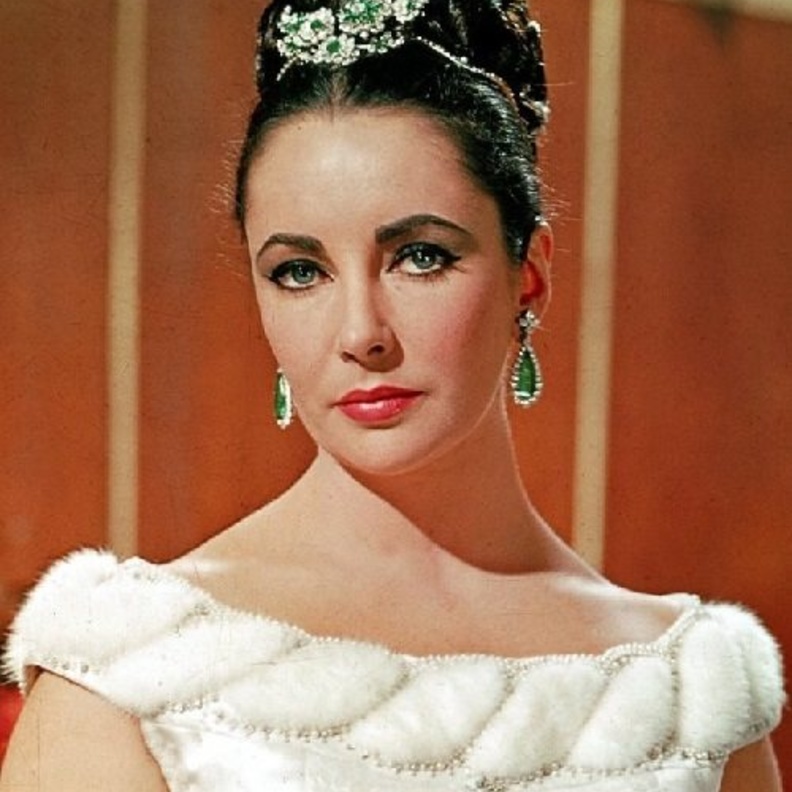 قلادة من بولغاري هدية من زوجها ريتشارد بيرتون