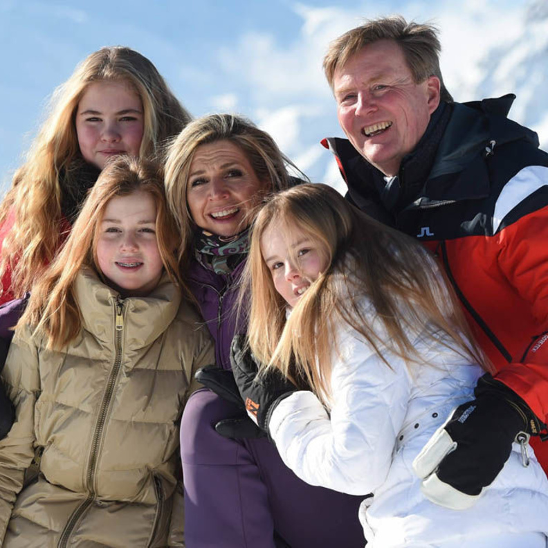 ظهرت الملكة ماكسيما في الصور بابتسامة عريضة كعادتها وكانت ترتدي سترة تزلج أنيقة باللون الأرجواني