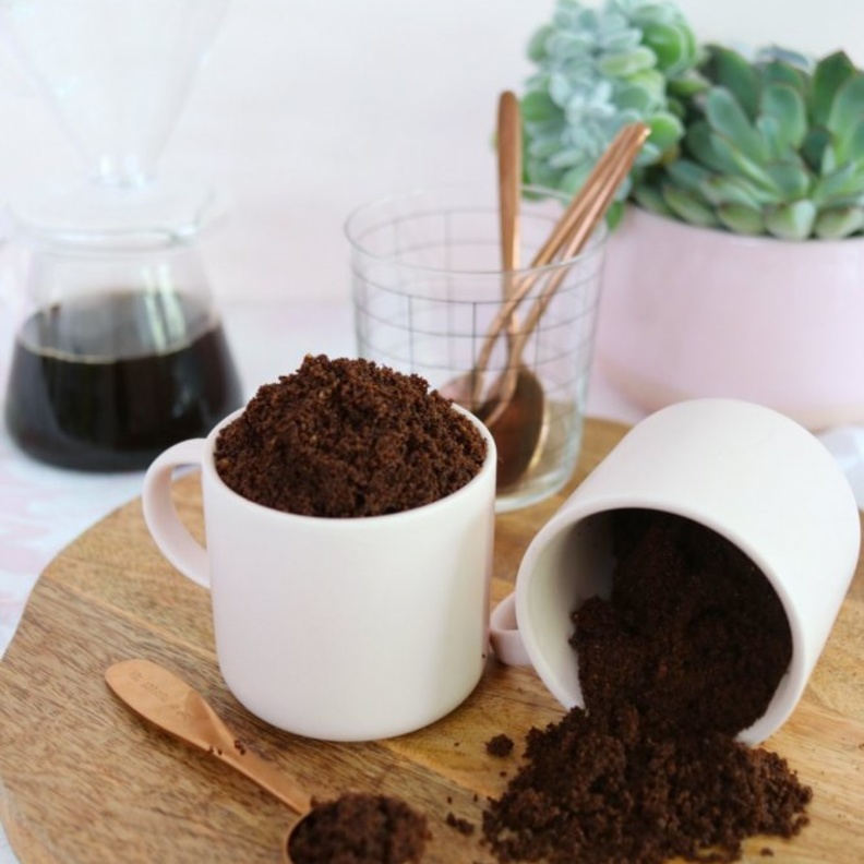 قبل وضع سكراب القهوة استخدمي الفرشاة الجافة في تقشير طبقة الخلايا الميتة المتراكمة على سطح البشرة