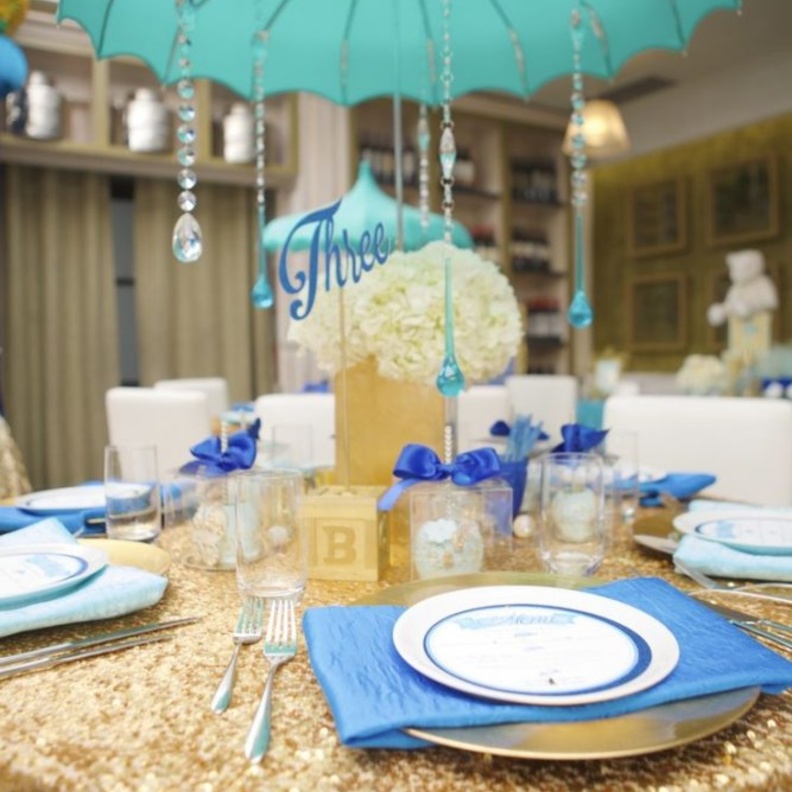 مظلات بيضاء بسيطة وانيقة