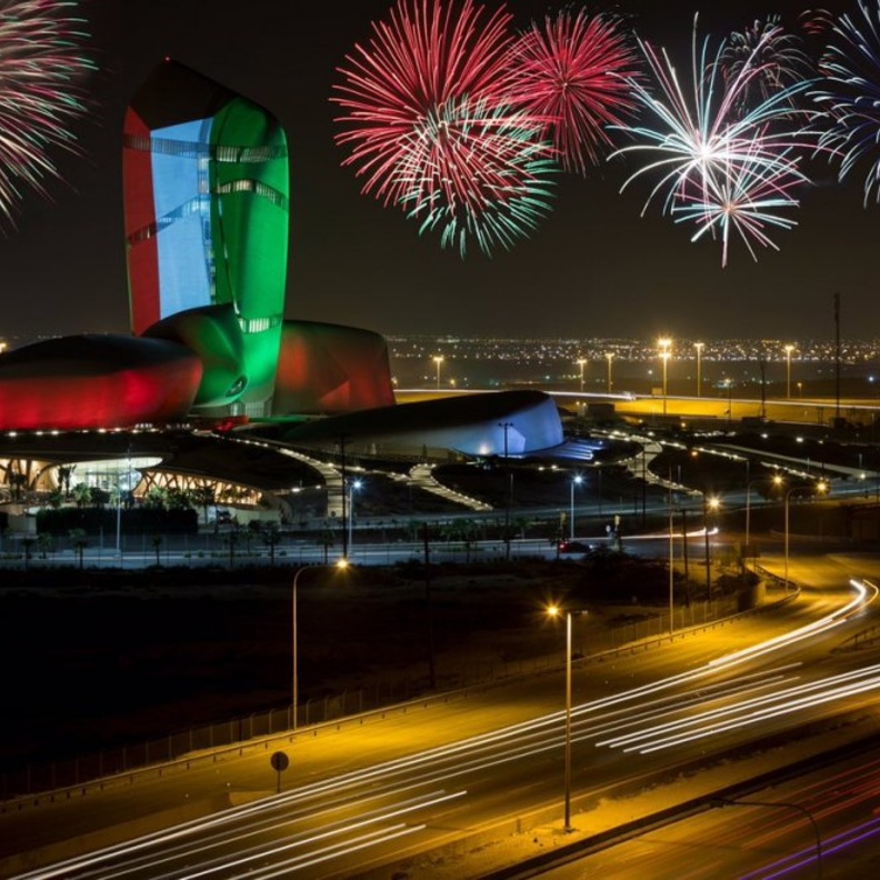 مركز الملك عبدالعزيز الثقافي العالمي إثراء مزين بعلم الكويت