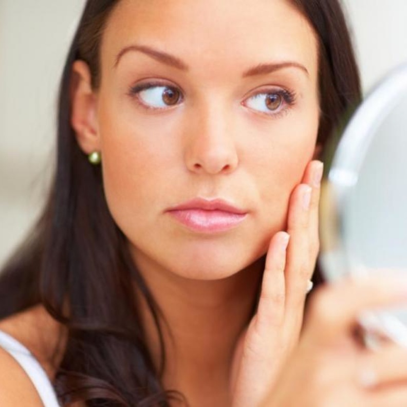  انتفاخ الوجه عند الاستيقاظ من النوم يسببه خلل الغدة الدرقية