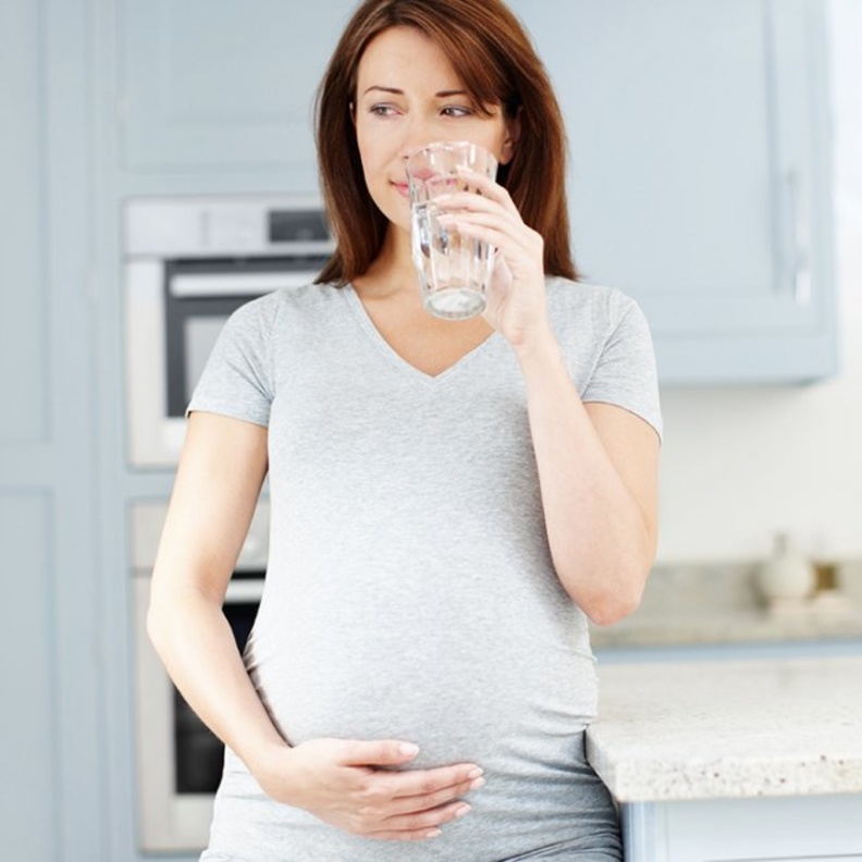 تناولي الماء بكميات قليلة على دفعات كثيرة على مدار اليوم للتغلب على الجفاف وليس العكس