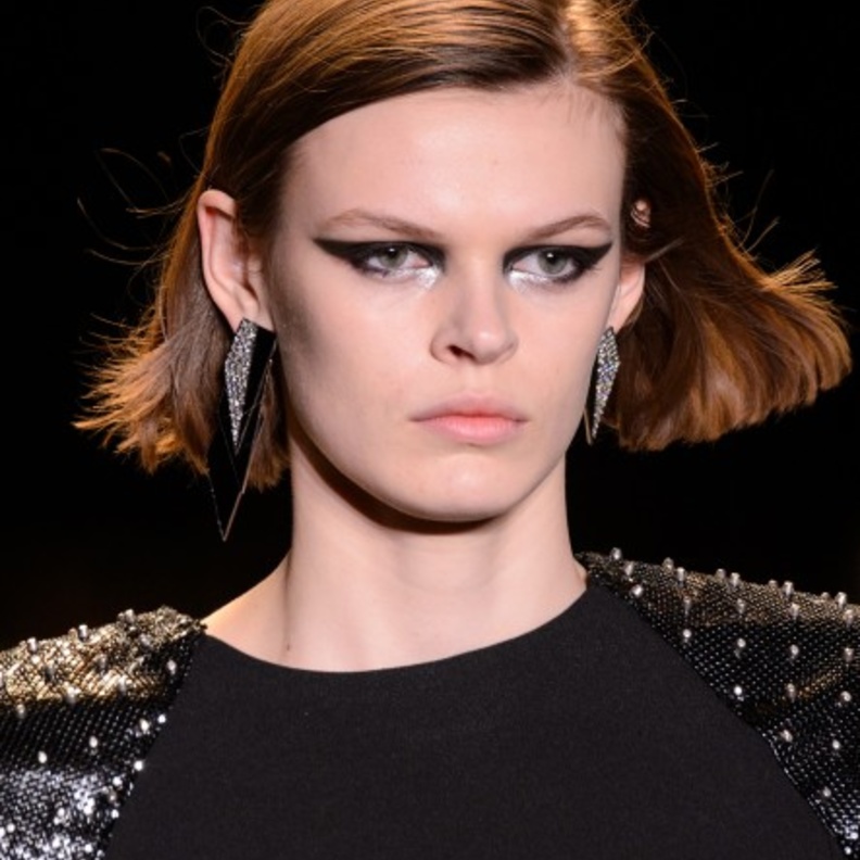 رسمات ايلاينر اسود في عرض Saint Laurent