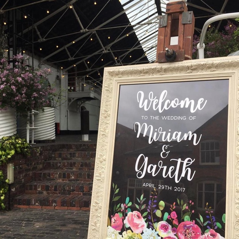 المرايا الكبيرة و الستائر تزين مدخل قاعة حفلات الزفاف