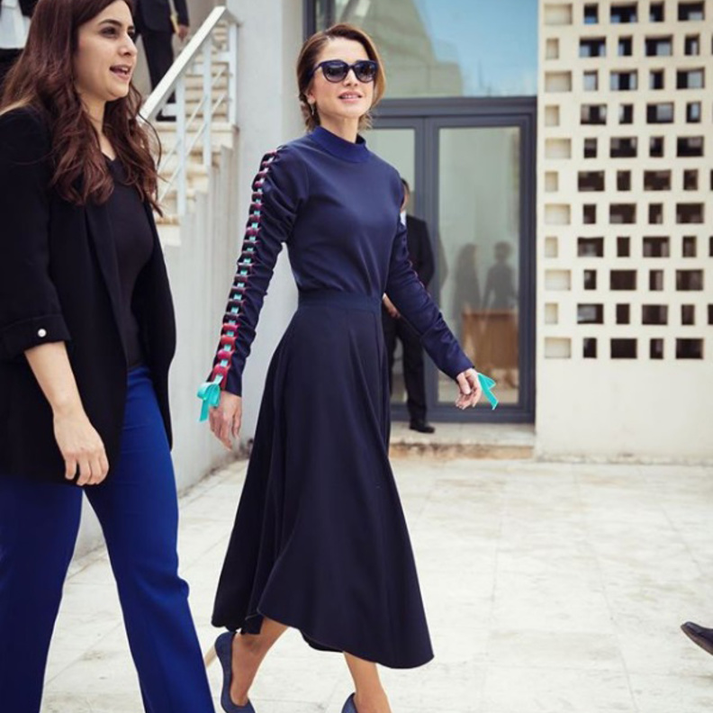 الملكة رانيا خلال افتتاح المعرض المتنقل للتكنولوجيا المستجدة