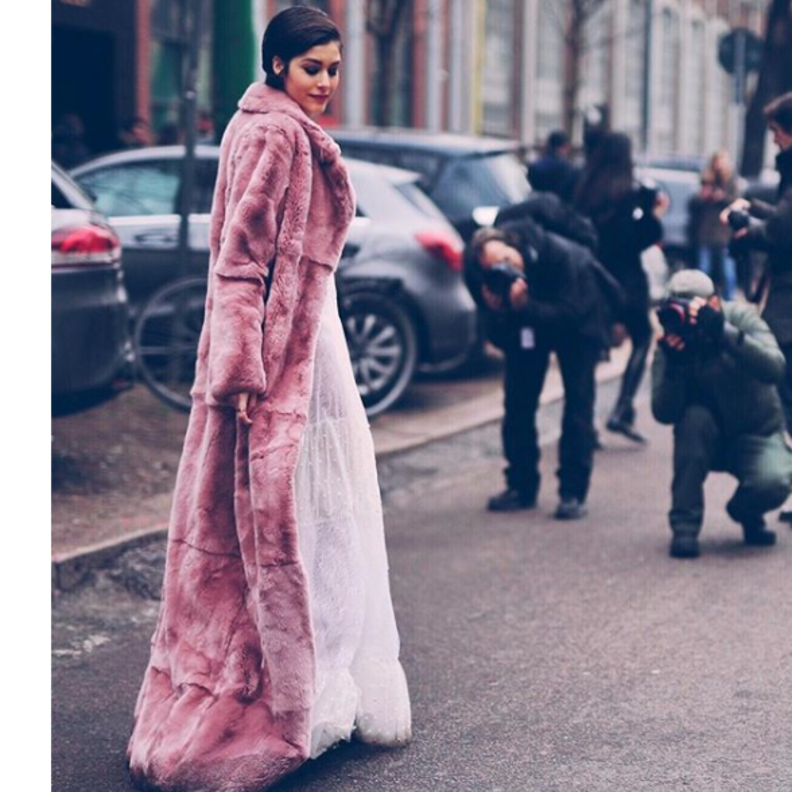 جاكيت أسود مزين بالمسامير الفضية اختارته لانا الساحلي