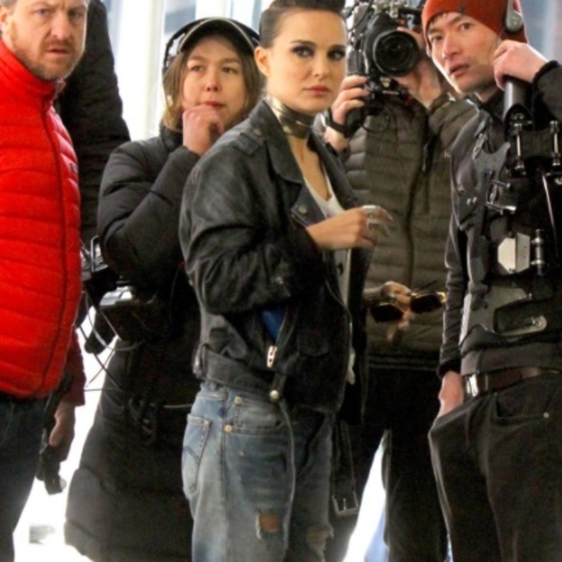 هل تعرفتم عليها؟ إنها ناتالي بورتمان خلال تصوير فيلمها الجديد Vox Lux