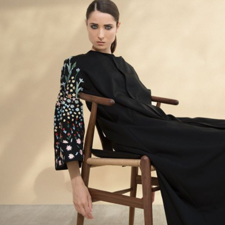 عباية منقوشة بالورود بلون ناعم من موزان