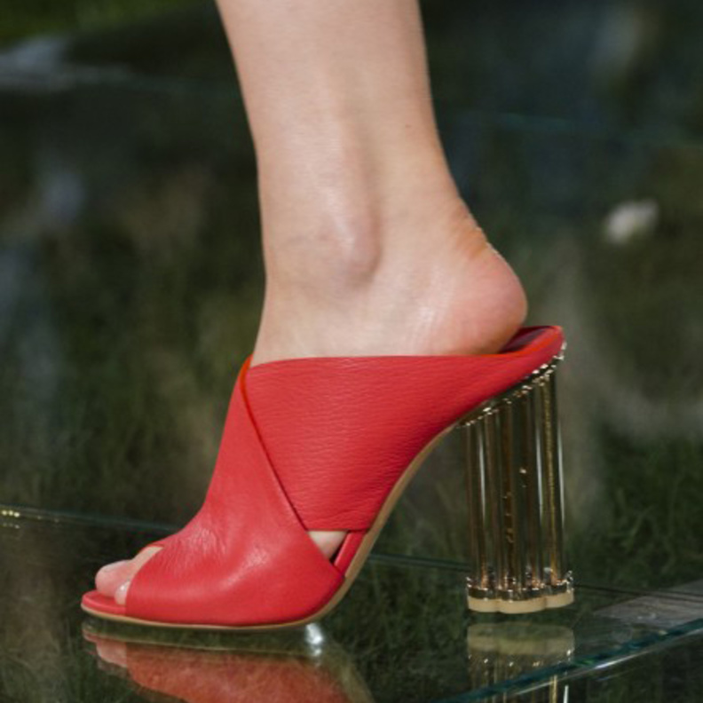 صندل مفرغ مع الكعب الشفاف على خطى دار Versus