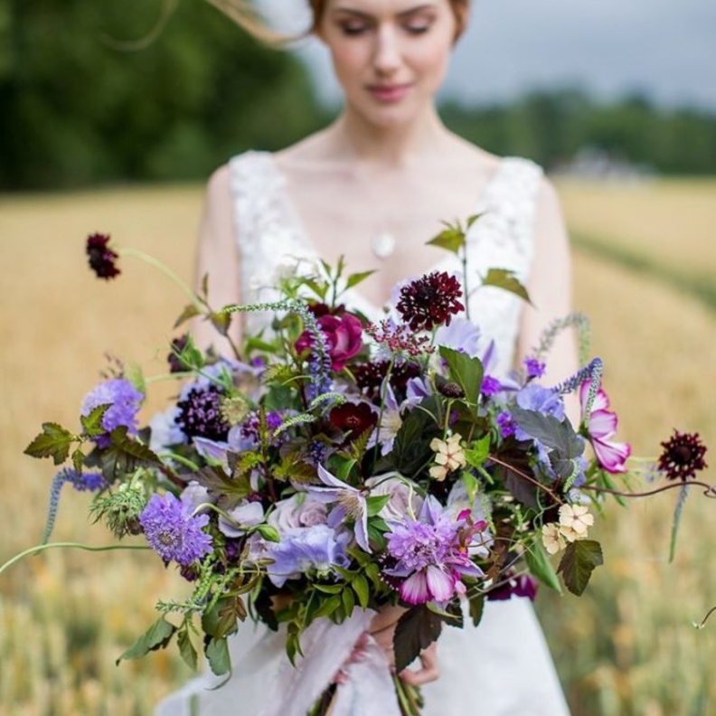 مسكة العروس احدى الاكسسوارات المهمة لها