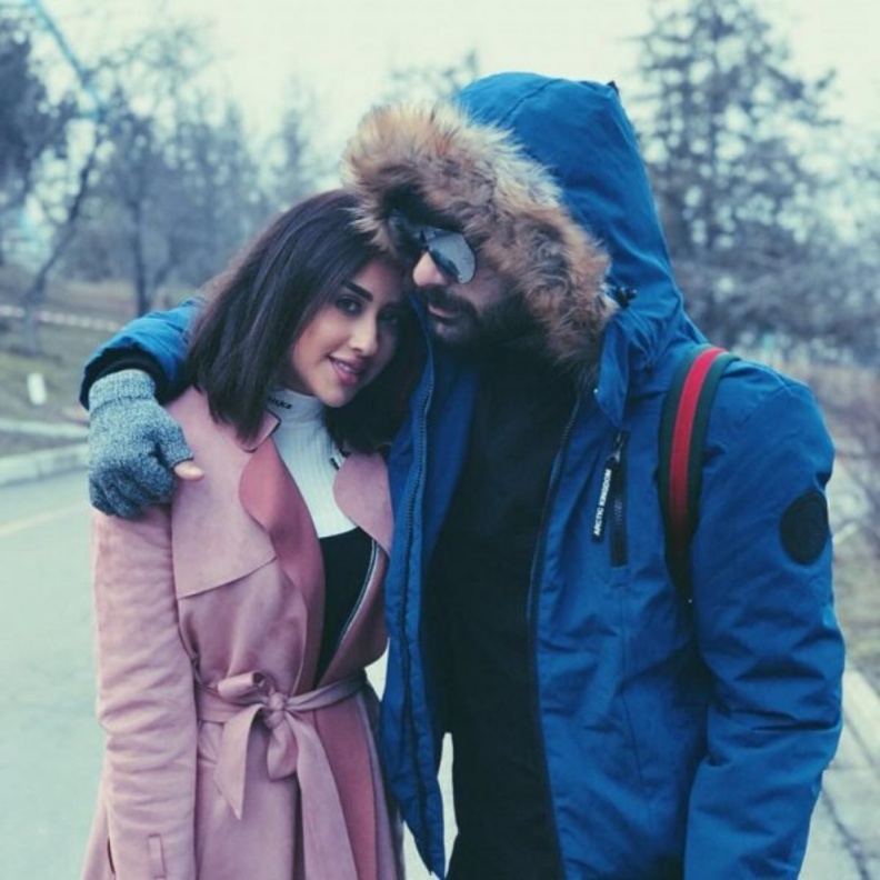 لارا اسكندر تمضي وقتا مرفها في شهر عسلها في احد منتجعات اندونسيا